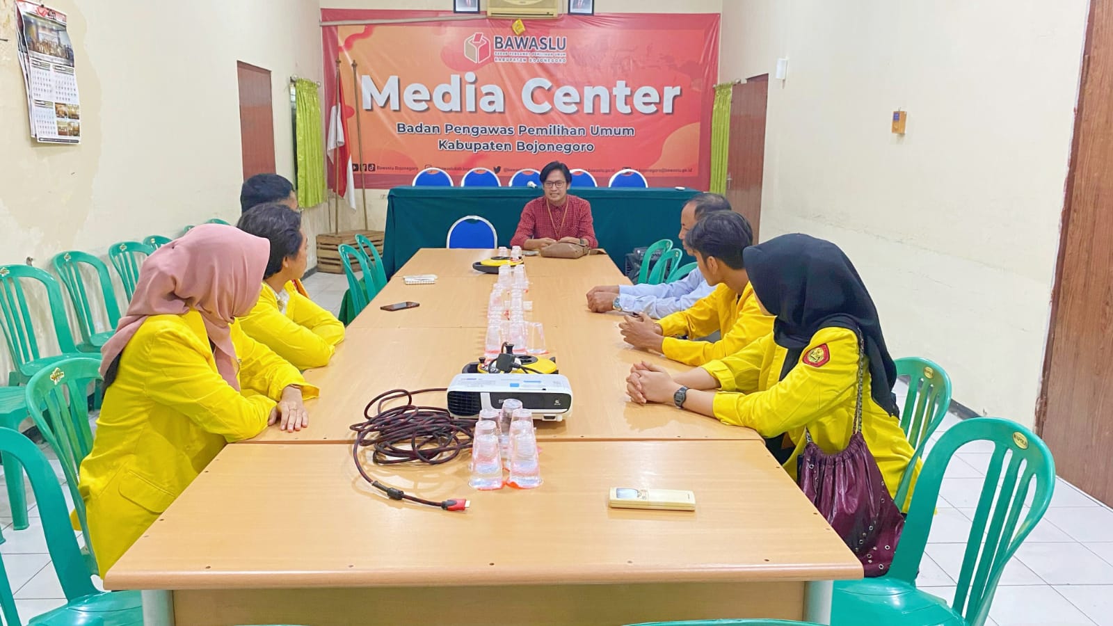 Ketua Bawaslu Kabupaten Bojonegoro, Handoko Sosro Hadi Wijoyo bersama Mahasiswa Magang dari Universitas Bojonegoro