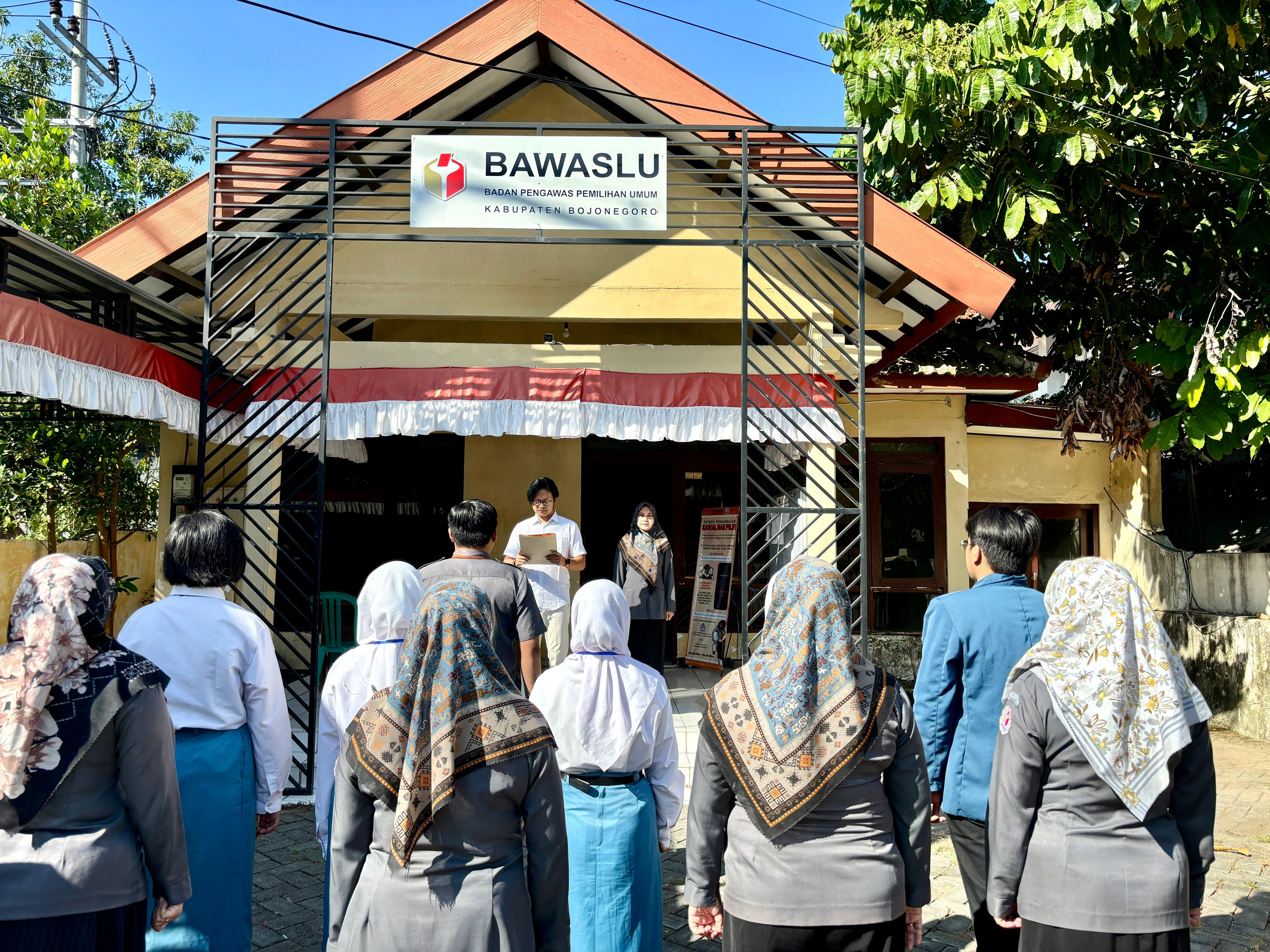 Ketua Bawaslu Kabupaten Bojonegoro, Handoko Sosro Hadi Wijoyo saat Memimpin Apel