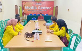 Ketua Bawaslu Kabupaten Bojonegoro, Handoko Sosro Hadi Wijoyo bersama Mahasiswa Magang dari Universitas Bojonegoro