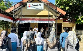Ketua Bawaslu Kabupaten Bojonegoro, Handoko Sosro Hadi Wijoyo saat Memimpin Apel